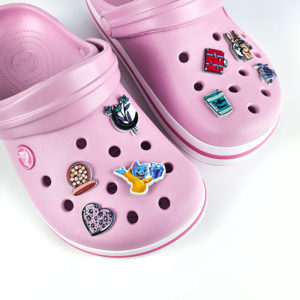 Personalizowane przypinki crocs, polski producent DECARD