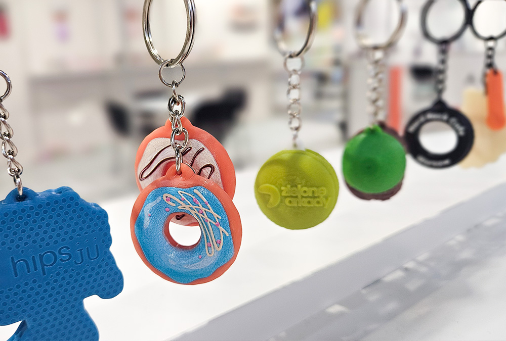 3D donut keychain with icing, hanging at the DECARD booth during PROMO SHOW 2026
