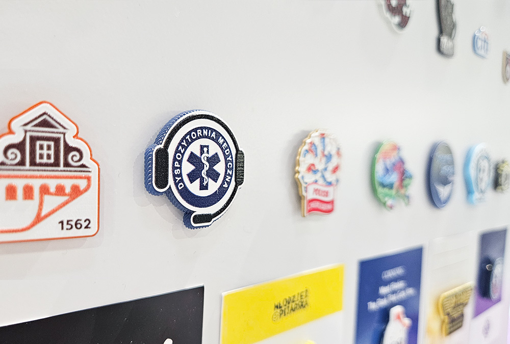 Company pins at the DECARD booth during PROMO SHOW 2026