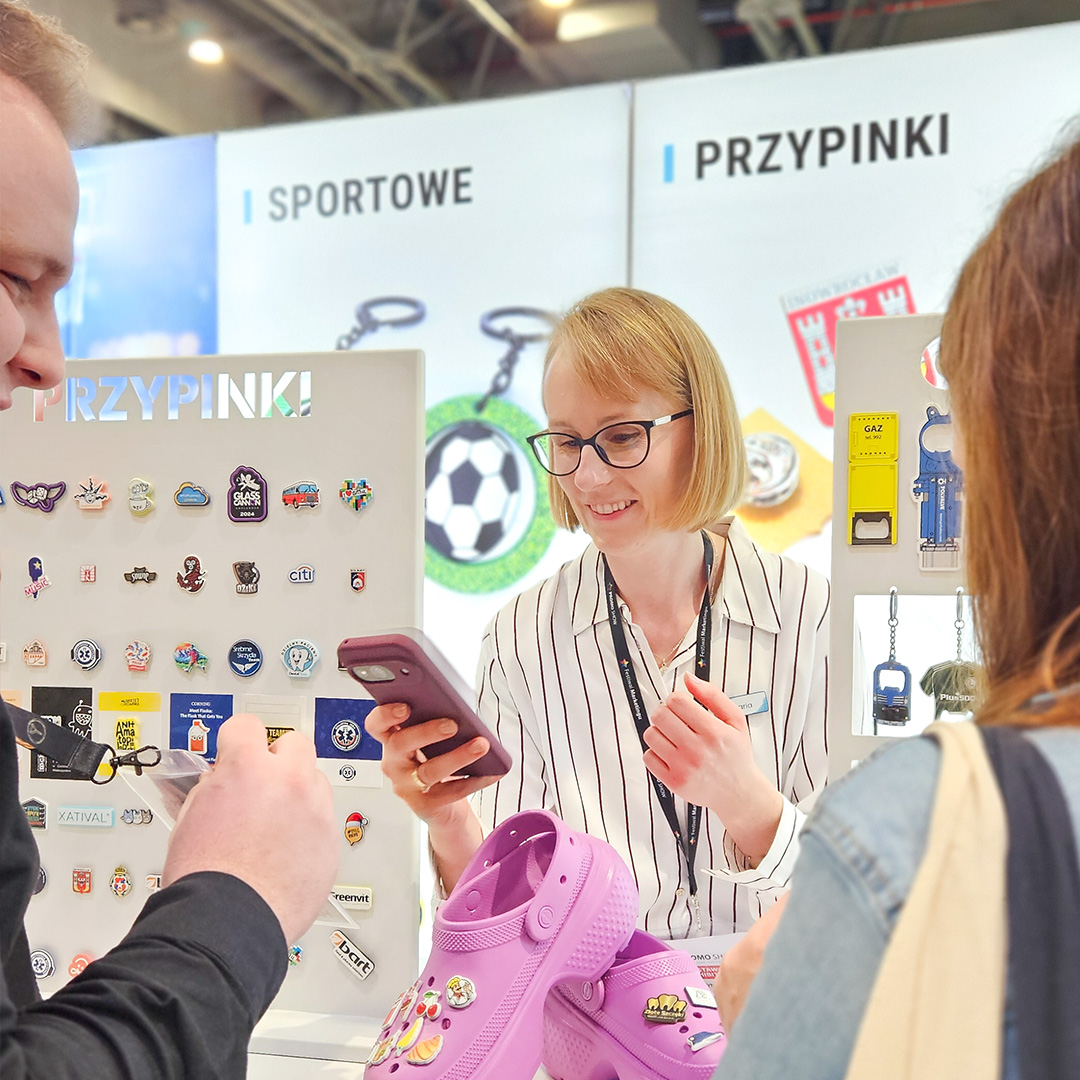 DECARD employee at the booth interacting with visitors during PROMO SHOW 2026