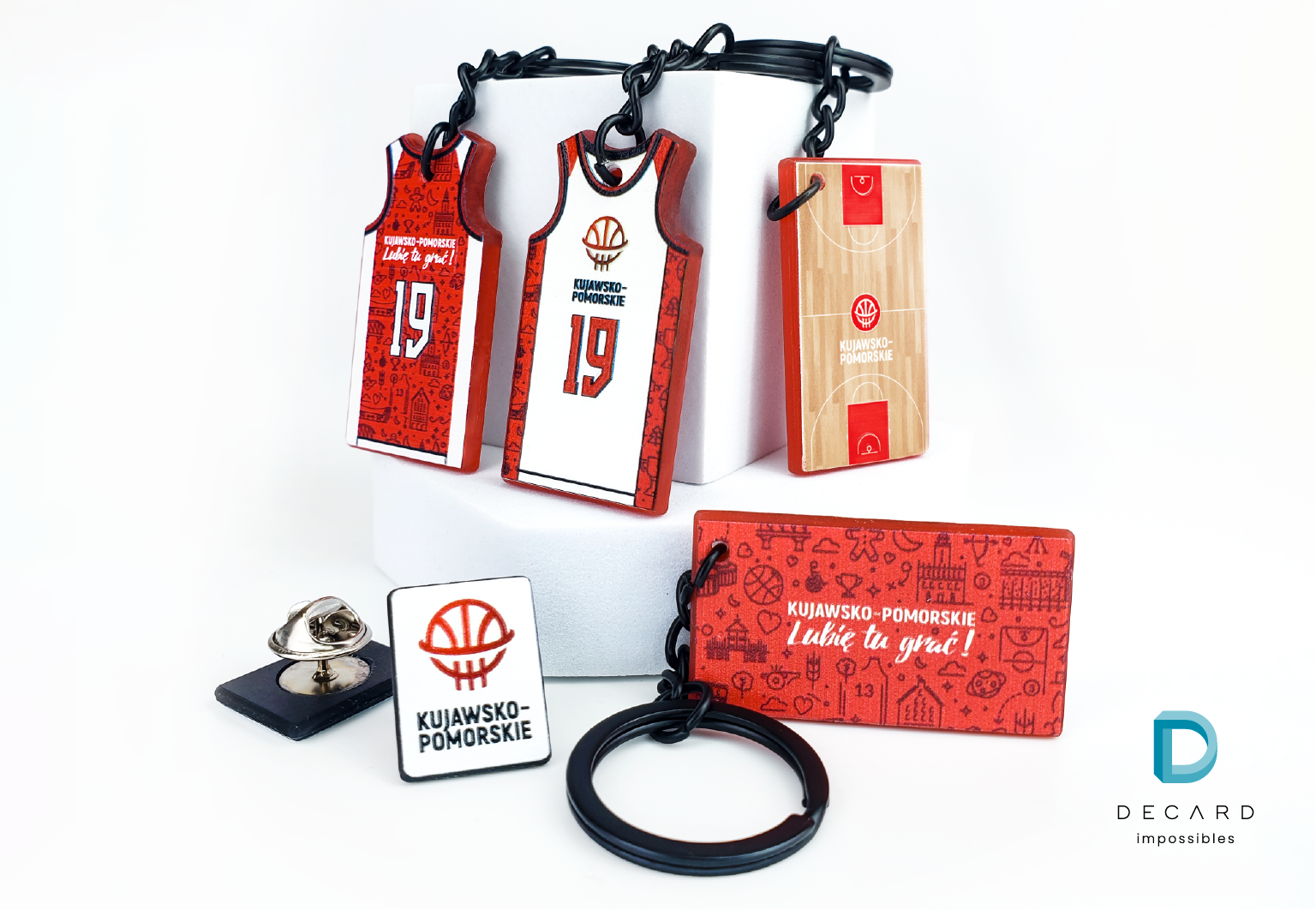 Przypinki i breloki sportowe, personalizowane, producent DECARD
