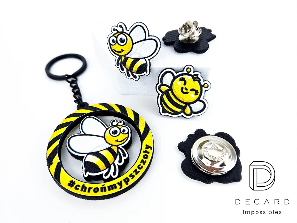 Zestaw gadżetów 3D, pszczółki, brelok obrotowy, przypinki na magnes, z twardej żywicy, akcja chrońmy pszczoły, polski producent DECARD.