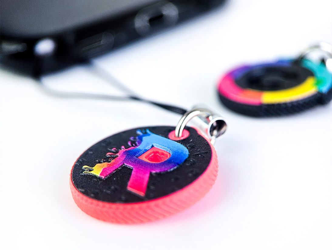 Personalizowane zawieszki do telefonów, polski producent DECARD