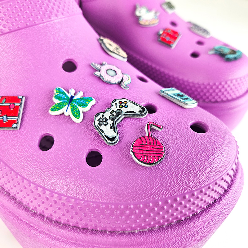 Przypinki crocs firmowe, twarda żywica, żywe kolory, dwolne kształty, polski producent DECARD