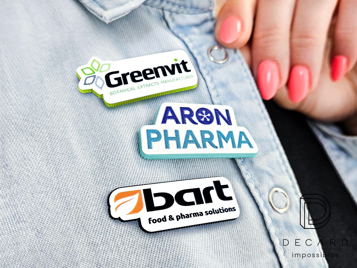 Przypinki do ubrań, firmowe, twarda żywica, tekstura 3d, polski producent DECARD