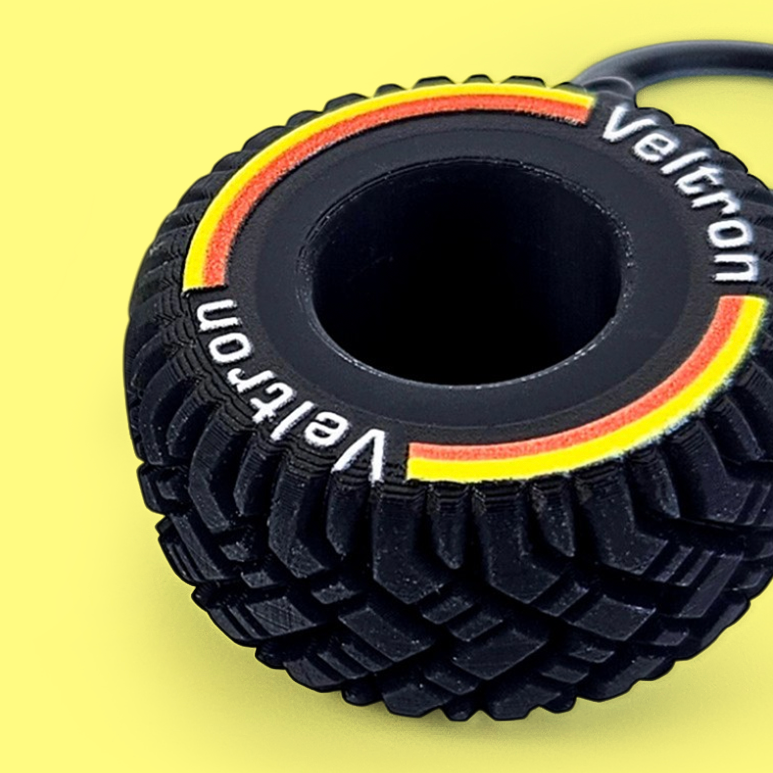 Brelok 3D, opona czarna z kolorowym logo, tekstura bieżnika, polski producent DECARD