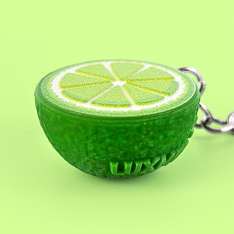 Brelok 3D, połówka limonki, wypukłe logo LUXMED na krawędziach, żywe kolory, tekstura 3D, polski producent DECARD