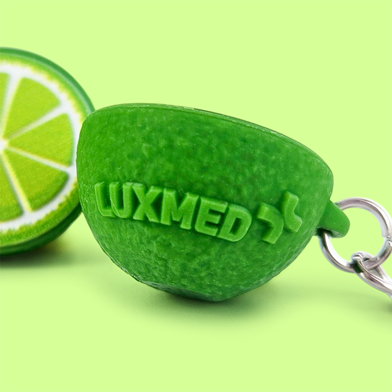 Brelok 3D, połówka limonki, wypukłe logo LUXMED na krawędziach, polski producent DECARD