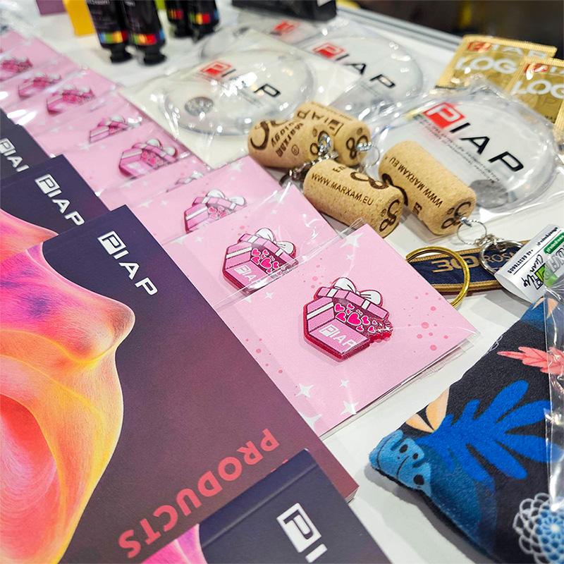 Personalizowane przypinki firmowe, polski producent DECARD