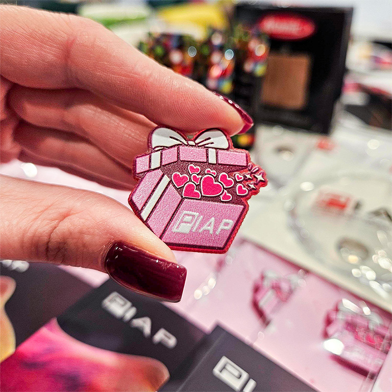 Personalizowane przypinki firmowe, polski producent DECARD