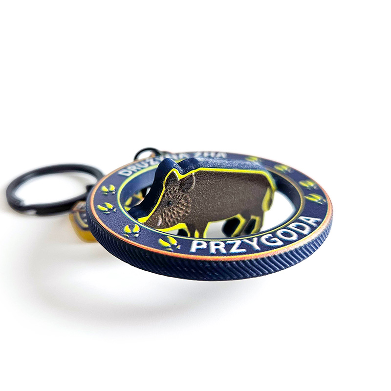 Brelok obrotowy w kształcie dzika, wypukła grafika 3D, dla ZHA, polski producent DECARD Brelok obrotowy w kształcie dzika, wypukła grafika 3D, dla ZHA, polski producent DECARD