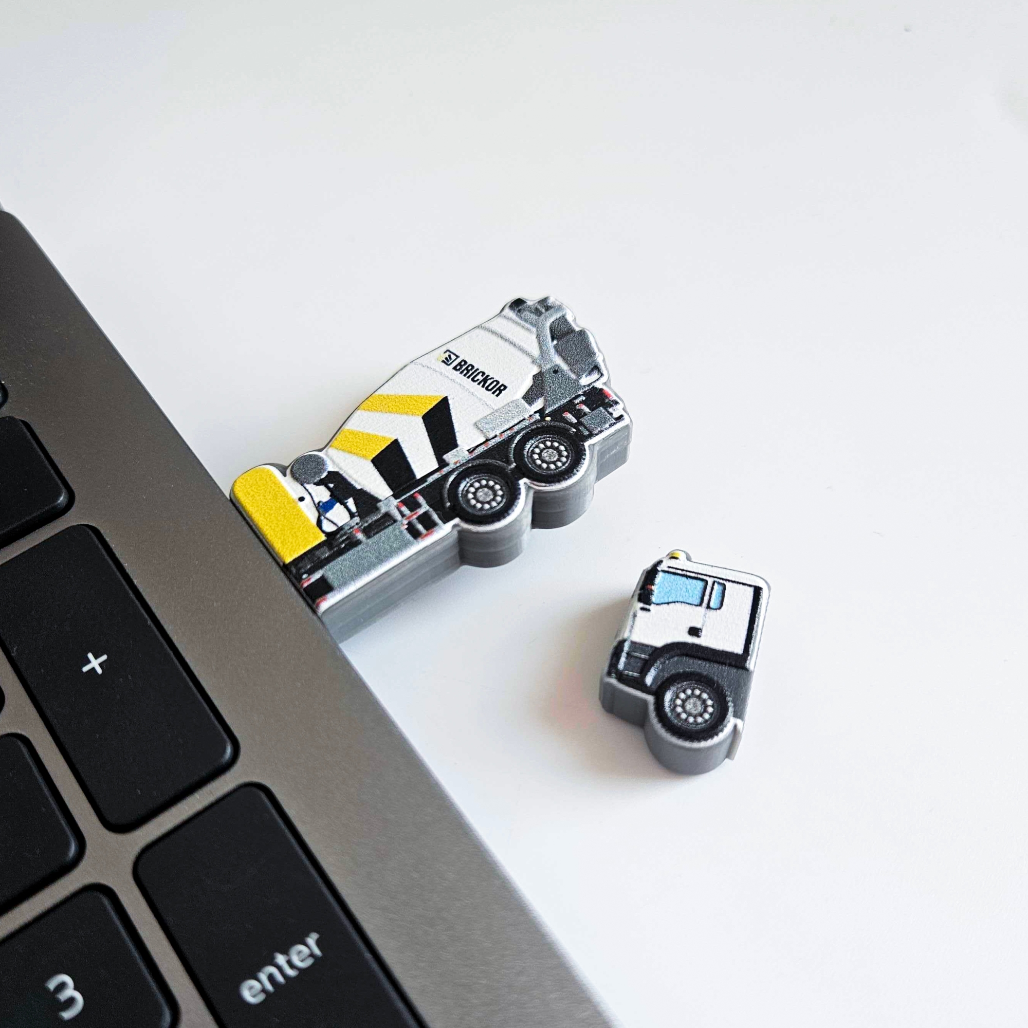 Pendrive firmowy z zatyczką, kształt betoniarki, twarda i lekka żywica, polski producent DECARD