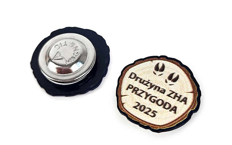 Przypinki metalowe dla ZHA, pień drewna, zapinana na wygodny magnes, z logo, polski producent DECARD