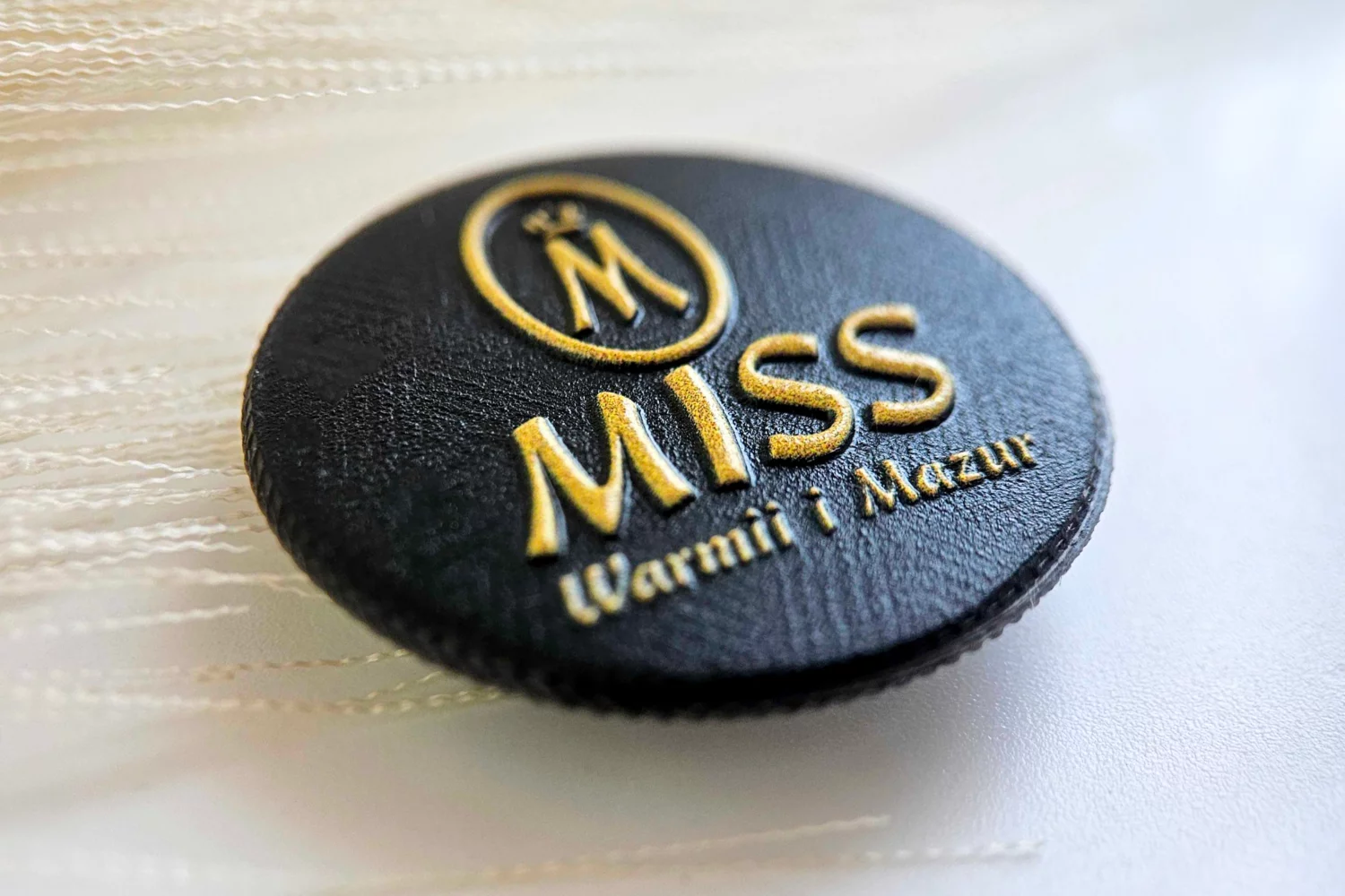 Luksusowa przypinka eventowa z lekko wypukłą grafiką 3D, polski producent DECARD