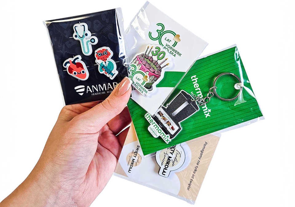 Breloki, przypinki, magnesy z dedykowanym kartonikiem, polski producent DECARD