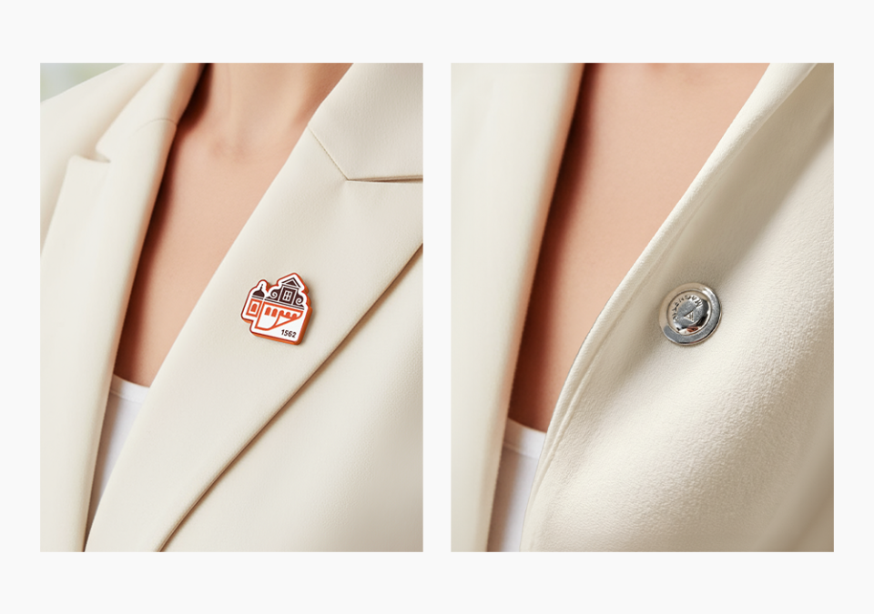 Elegancka przypinka z logo na marynarce damskiej, zapinana na bezpieczny i wygodny magnes