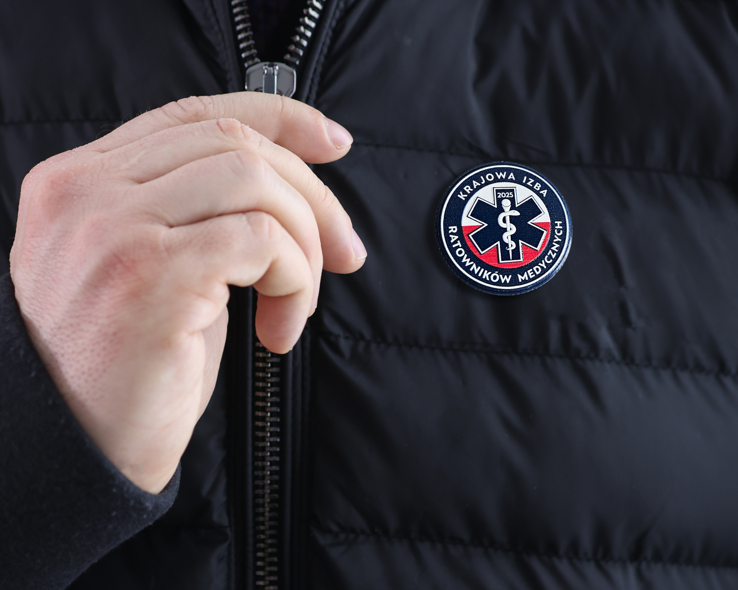 Przypinki na magnes ratownictwo medyczne, przypięte do kurtki, polski producent DECARD
