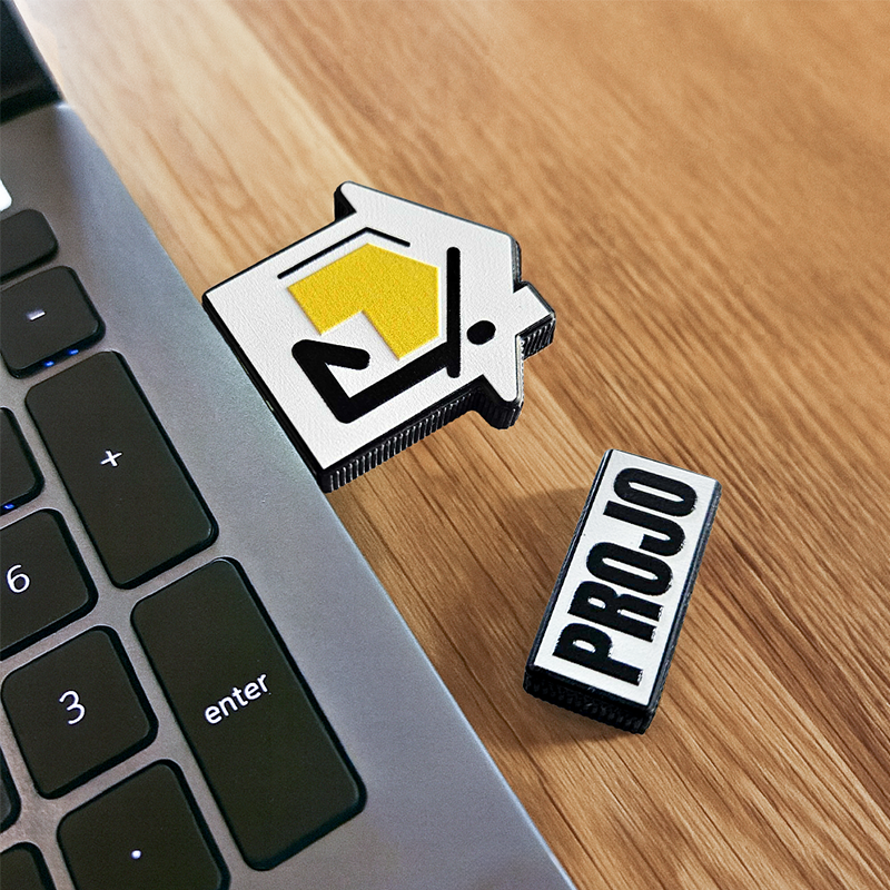 Pendrive z logo, dla biura projektowego PROJO, twarda żywica, z zatyczką, włożony do laptopa, wykonanie polski producent DECARD