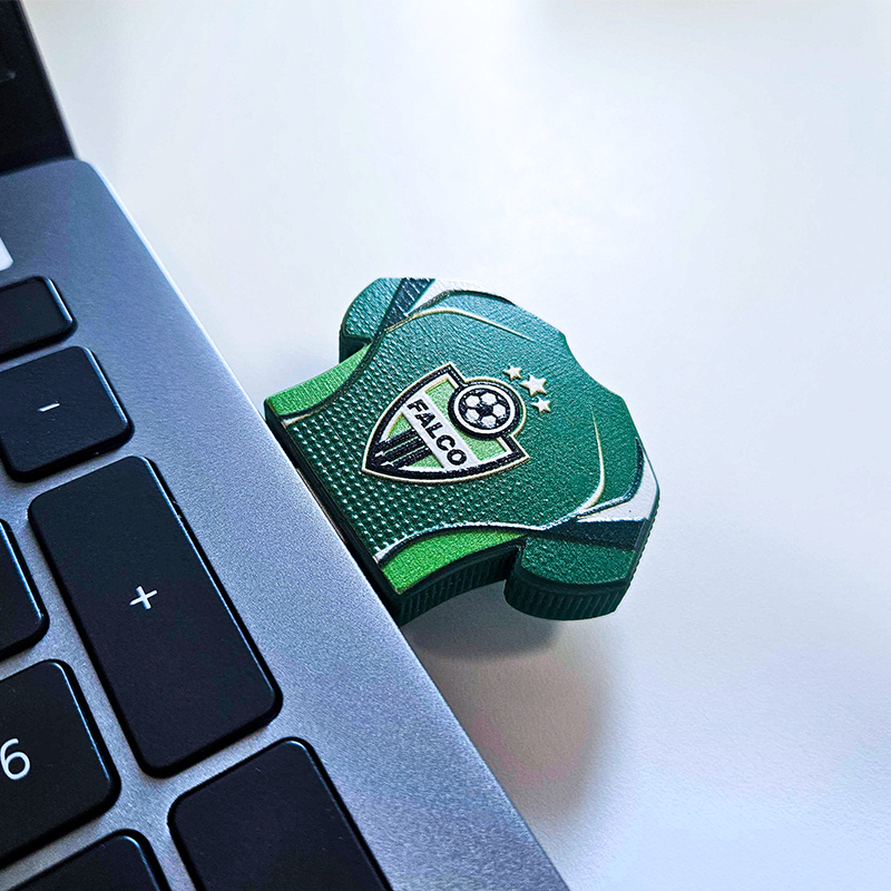 Pendrive sportowy, koszulka sportowa z logo klubu, z zatyczką, włożony do laptopa, wykonanie polski producent DECARD