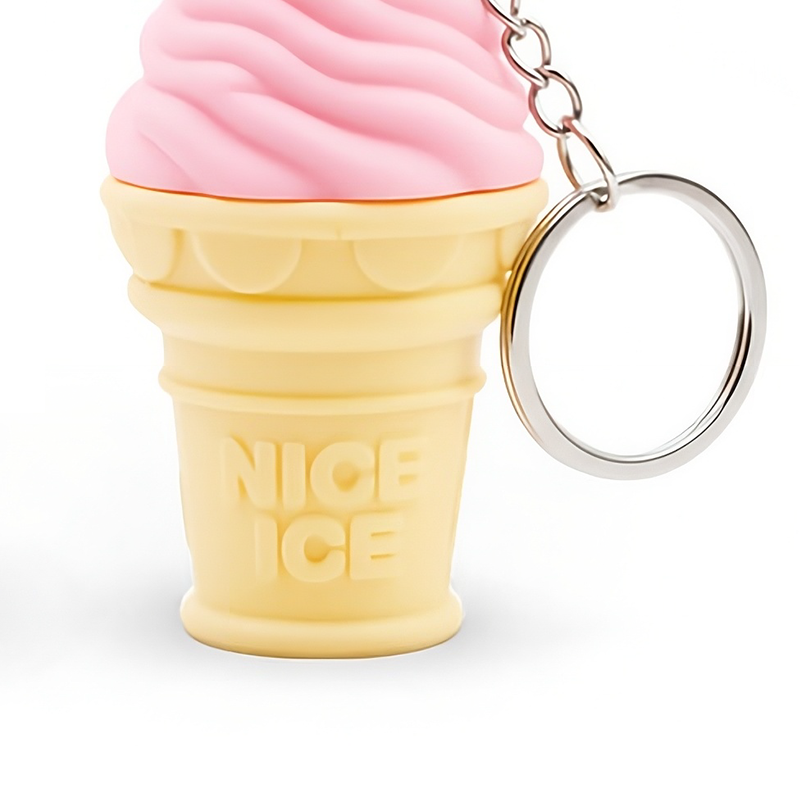 Pendrive 3D, kubek z lodem, twarda żywica, zbliżenie na wypukłe logo 3D, wykonanie polski producent DECARD