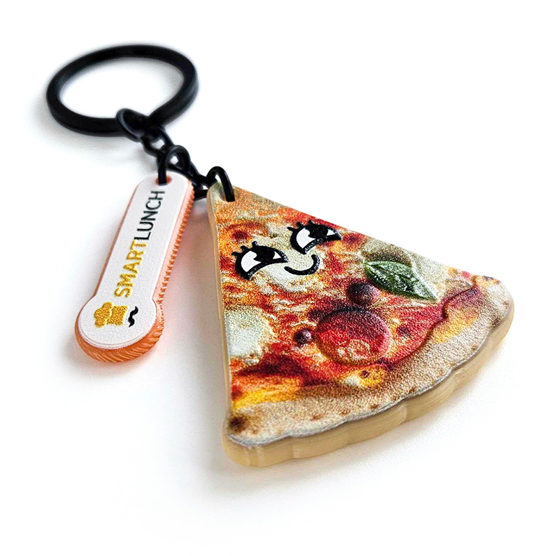 Brelok 3D, kawałek pizzy, twarda i lekka żywica, z zawieszką z logo, polski producent DECARD