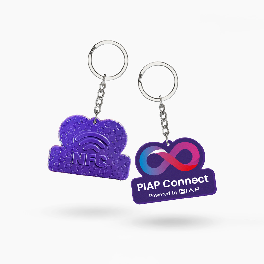 Brelok NFC, z przodu logo PIAP Connect 2026, z tyłu znakowanie 3D - NFC, twarda żywica, kolory fiolet, wykonanie polski producent DECARD