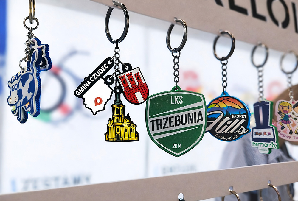 Brelok z zawieszką gmina Czudec obok innych breloków wiszących na stoisku PROMO SHOW 2026
