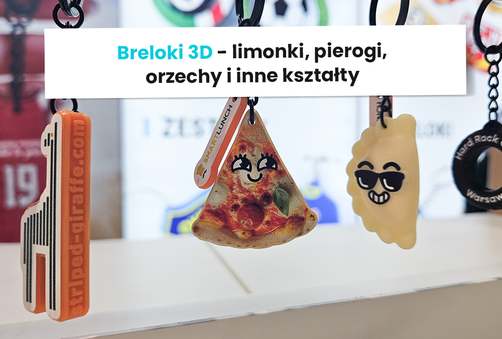 Breloki 3D, pieróg i pizza wiszące nad stoiskiem na PROMO SHOW, wykonanie polski producent DECARD