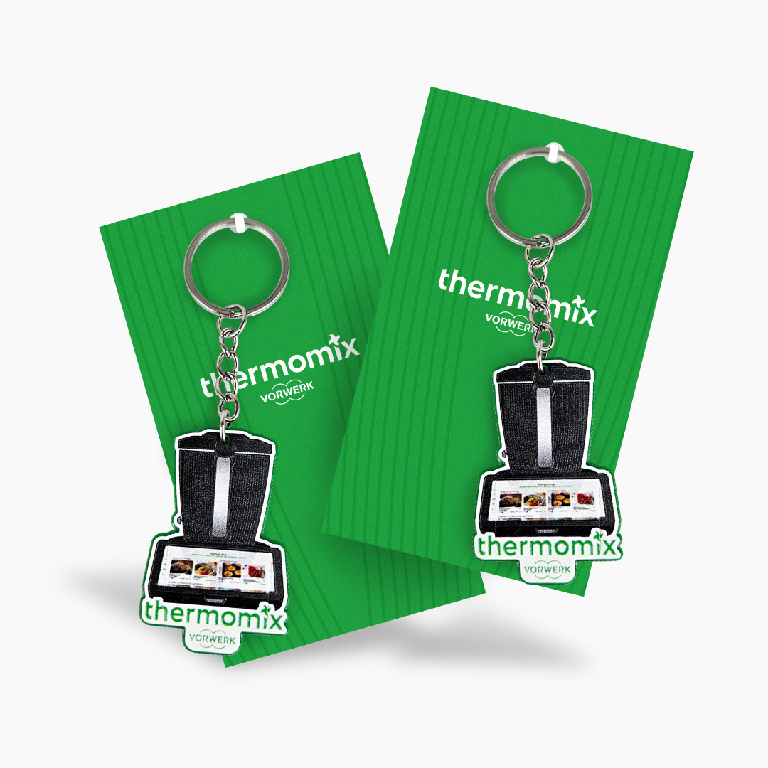 Breloki NFC w kształcie thermomixu, zawieszone na dedykowanym kartoniku, z logo Thermomix Polska, wykonanie polski producent DECARD