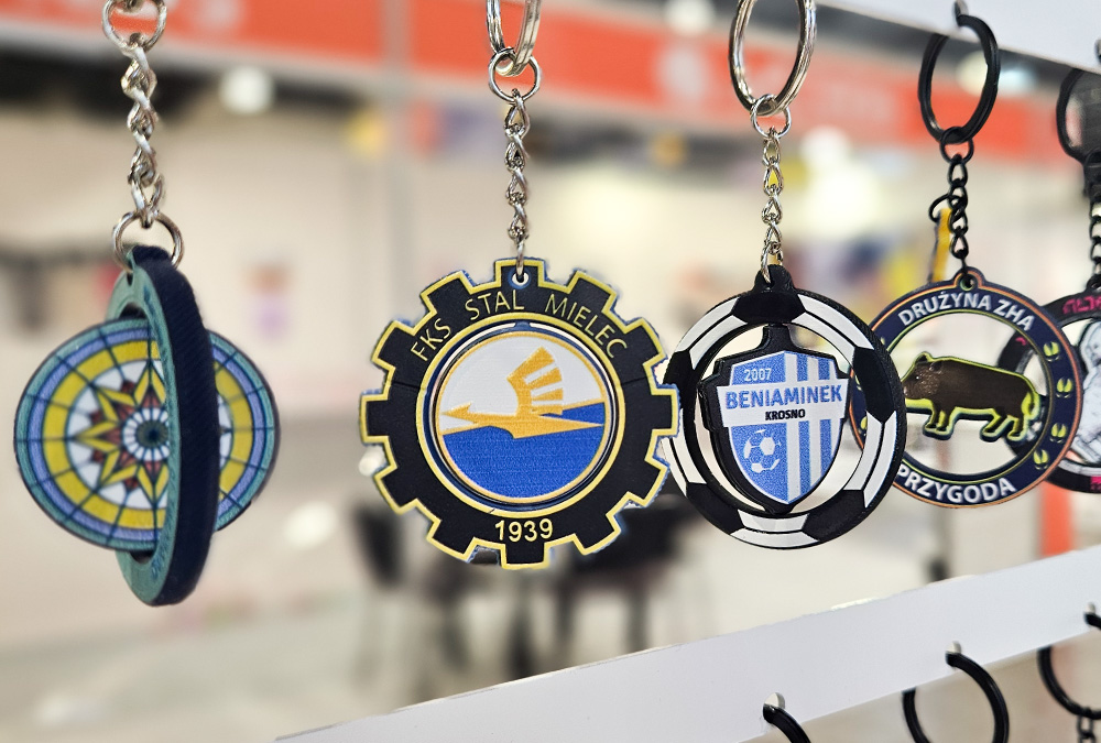 Breloki obrotowe sportowe, wiszące na stoisku DECARD podczas PROMO SHOW 2026