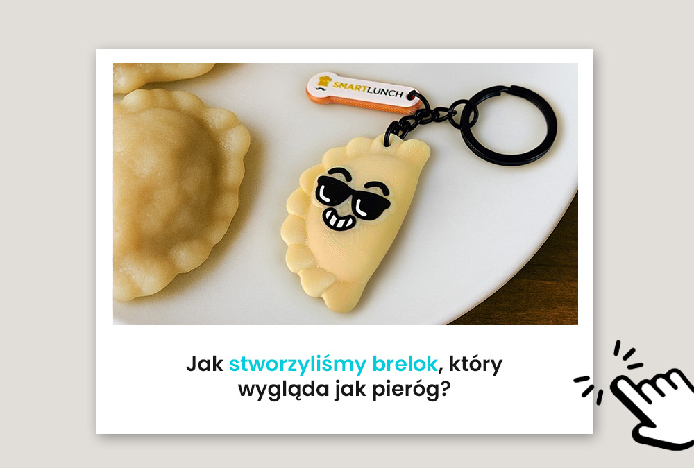 Brelok 3D w kształcie pieroga leżący obok prawdziwego pieroga na talerzu, wykonanie polski producent DECARD