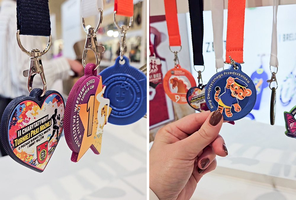 Kolorowe medale sportowe, z maskotką tygryskiem, na turniej piłki nożnej, wiszące na stoisku DECARD podczas PROMO SHOW 2026