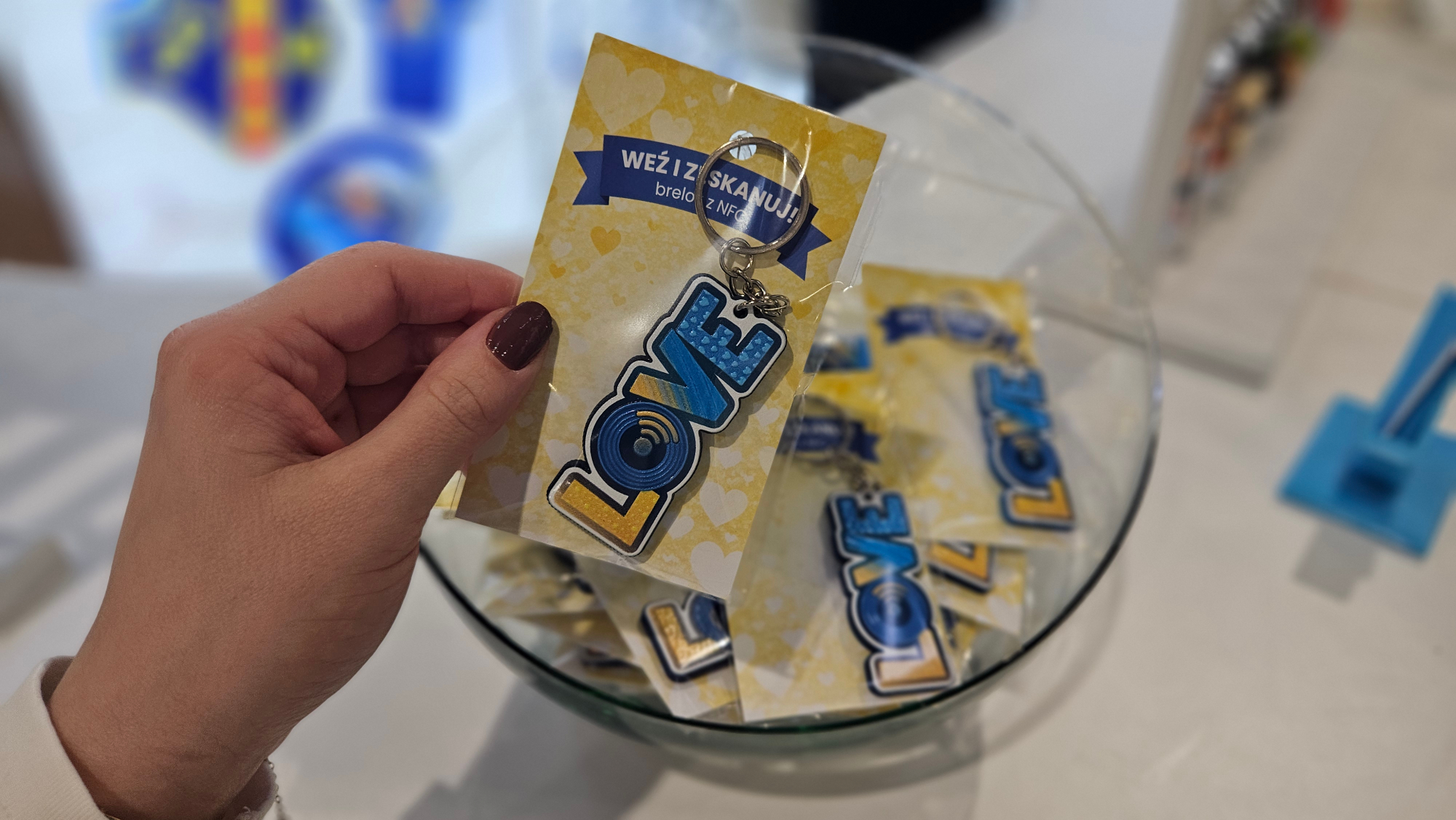 Brelok NFC w formie napisu LOVE, w szklanej misie