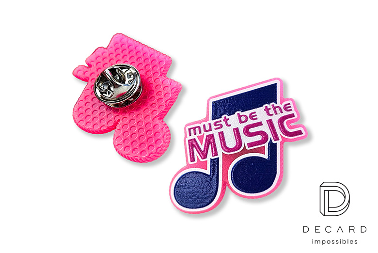 Przypinki nutki, z logo Must be the music, twarda żywica, zapięcie motylek, polski producent DECARD