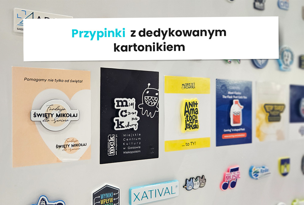 Przypinki na dedykowanych kartonikach, na metalowej tablicy przy stoisku PROMO SHOW 2026, polski producent DECARD