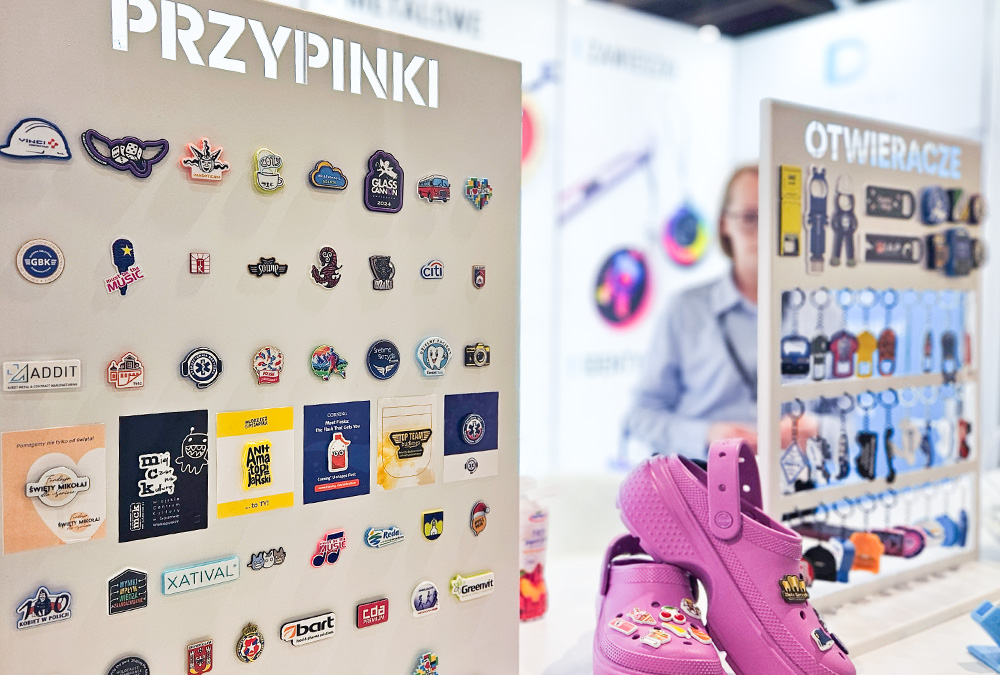 Metalowe tablice z przypinkami i otwieraczami na stoisku DECARD podczas PROMO SHOW 2026