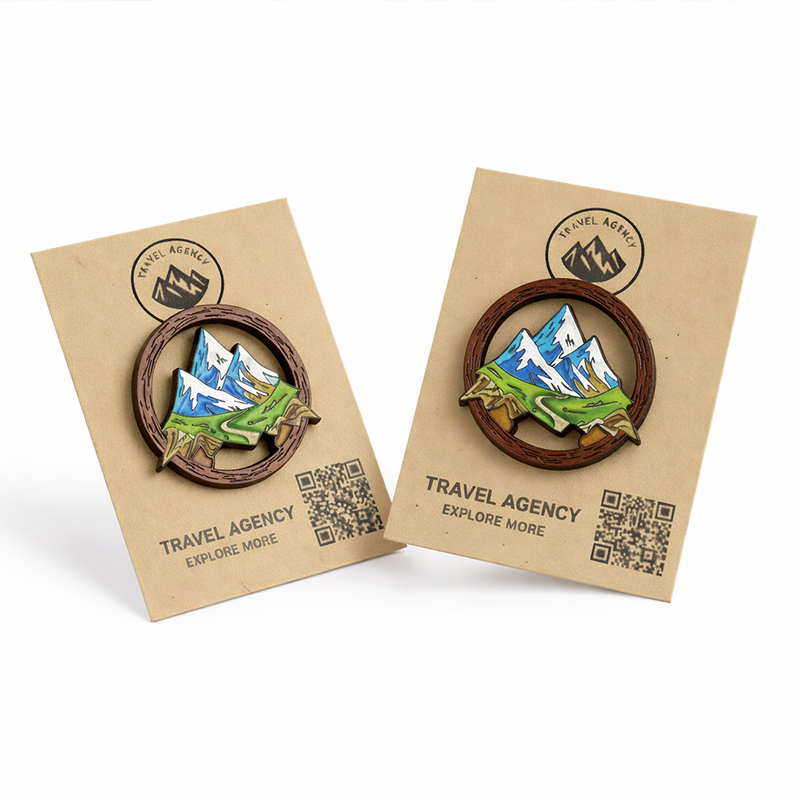 Przypinka góry, z wycięciami, zapinana na magnes, z twardej żywicy, na dedykowanym kartoniku z kodem QR, wykonanie polski producent DECARD