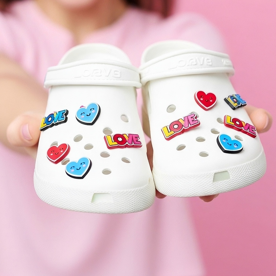 Przypinki Crosc walentynkowe love, serduszka,napisy LOVE na białych Crocsach, wykonanie polski producent DECARD