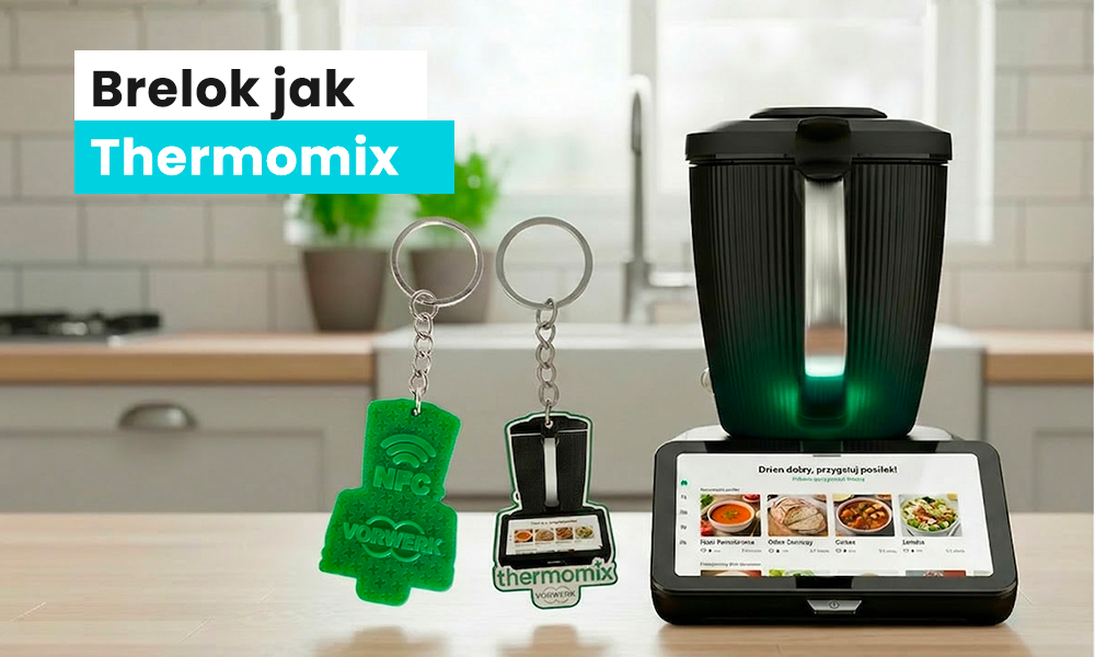 Brelok NFC w kształcie Thermomixa obok prawdziwego Thermomixa, w tle kuchnia, wykonanie polski producent DECARD