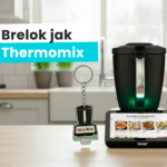 Brelok NFC w kształcie Thermomixa obok prawdziwego Thermomixa, w tle kuchnia, wykonanie polski producent DECARD