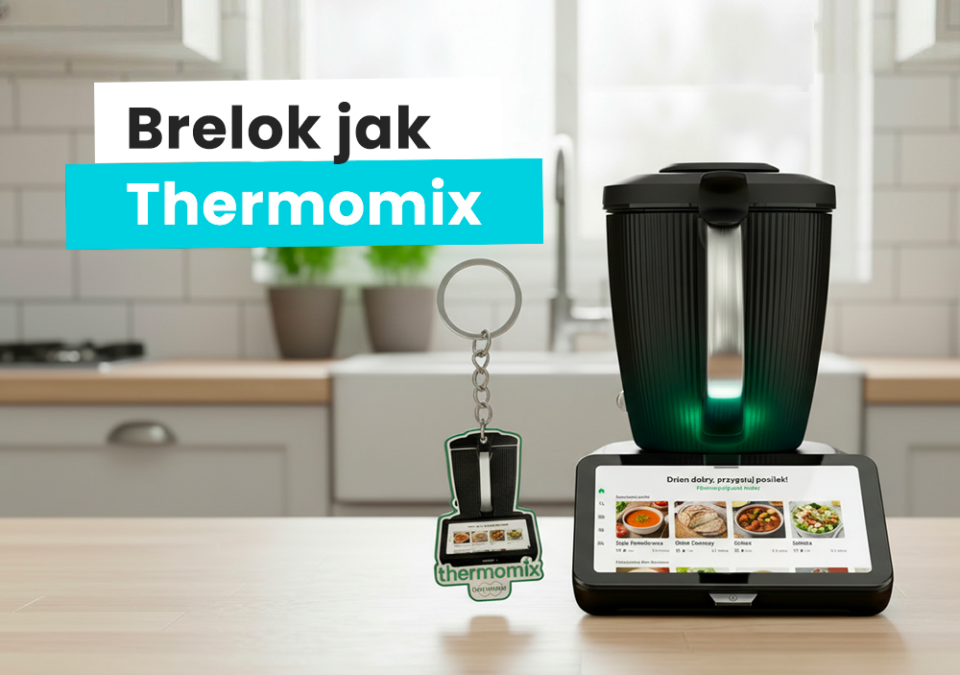 Brelok NFC w kształcie Thermomixa obok prawdziwego Thermomixa, w tle kuchnia, wykonanie polski producent DECARD