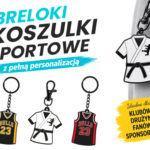 Breloki koszulki sportowe z pełną personalizacją, 3 breloki koszulki obok brelok koszulka wiszący na plecaku