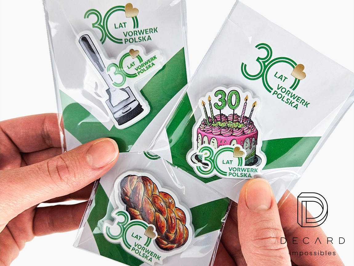 Trzy magnesy Thermomix z kartonikami trzymane w dłoni, polski producent DECARD