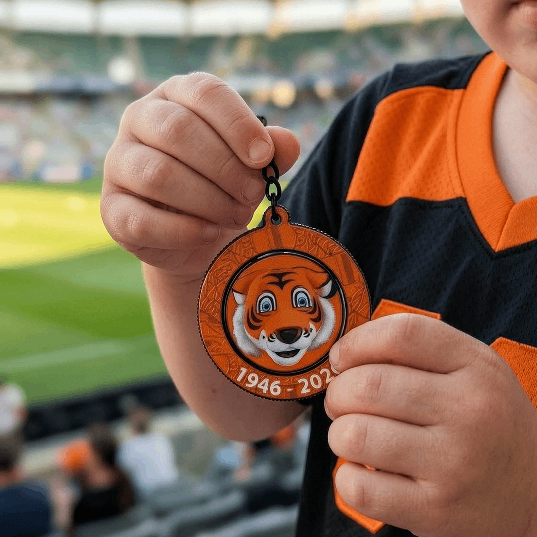 Brelok obrotowy tygrysek trzymany w dłoni dziecka kibica na stadionie piłkarskim, wykonanie polski producent DECARD